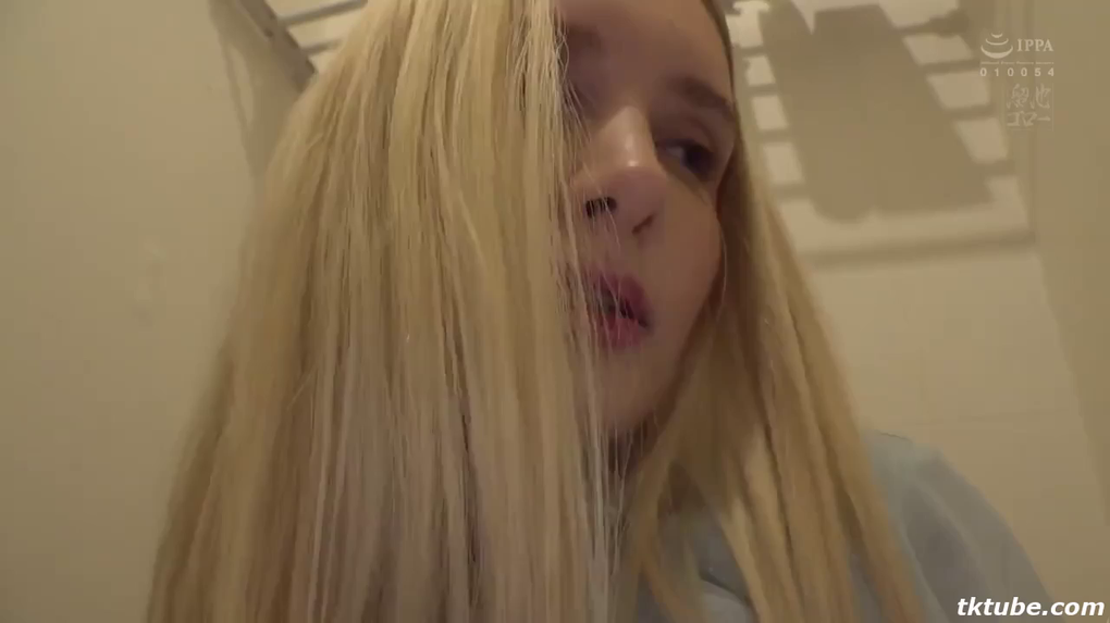 【リリー・ハート】不幸にも潜入した主婦がNTRされる！海外輸入の洋ピン動画で魅力的な男優と熱い性交へ！